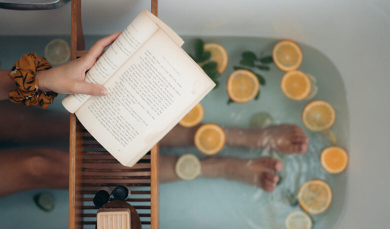 本を読みながら入浴している女性