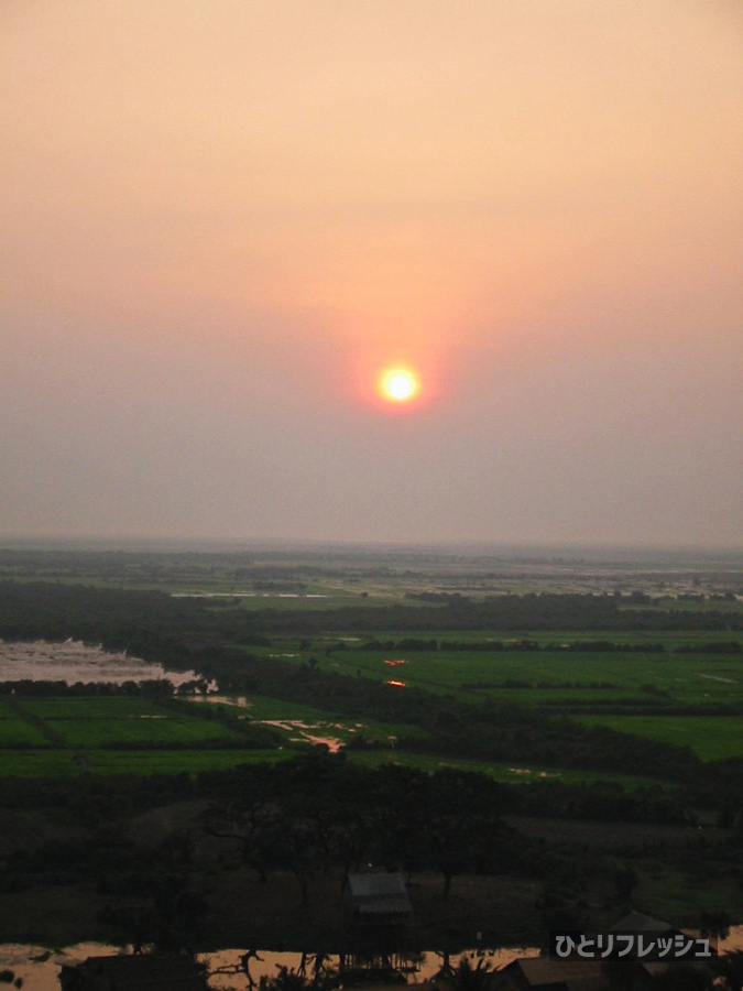 カンボジアの密林に沈む夕日