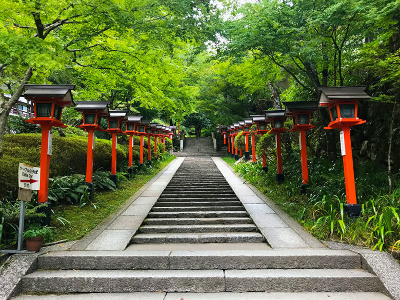 京都　ケーブルのりばへの階段