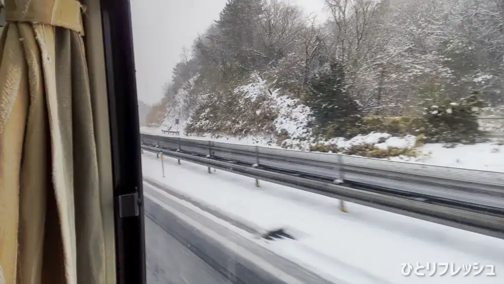 高速バスの車窓から見る雪景色